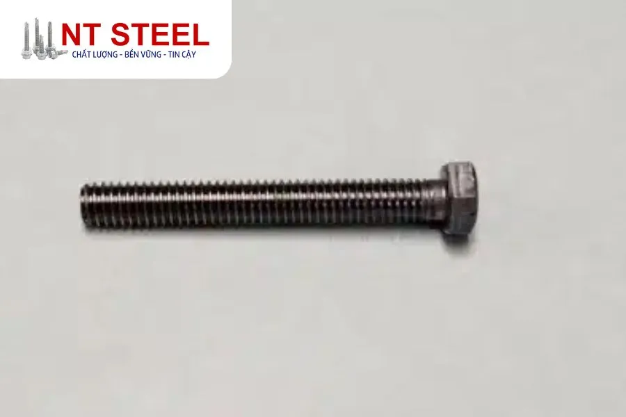 Máy cán ren tự động hoạt động liên tục, tạo ra các đường ren xoắn ốc đều đặn trên thân vít, tối ưu cho dây chuyền sản xuất ốc vít