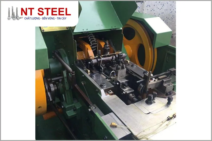 Máy cán ren tự động sản xuất ốc vít công nghiệp, đảm bảo độ bền và độ chính xác của ren