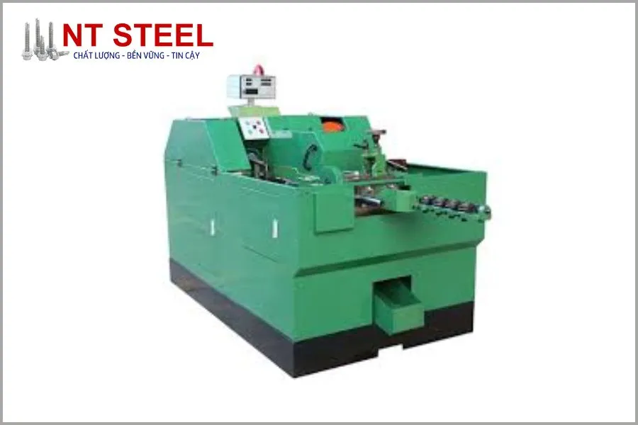 Cận cảnh máy dập nguội hiện đại trong quá trình tạo hình đầu vít, yếu tố then chốt của dây chuyền sản xuất ốc vít