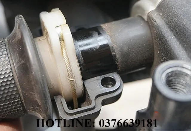 Hình ảnh minh họa cấu tạo chi tiết của dây ga xe máy và vị trí kết nối với tay ga, giúp người đọc dễ hình dung cách sửa dây ga xe máy khi gặp sự cố.