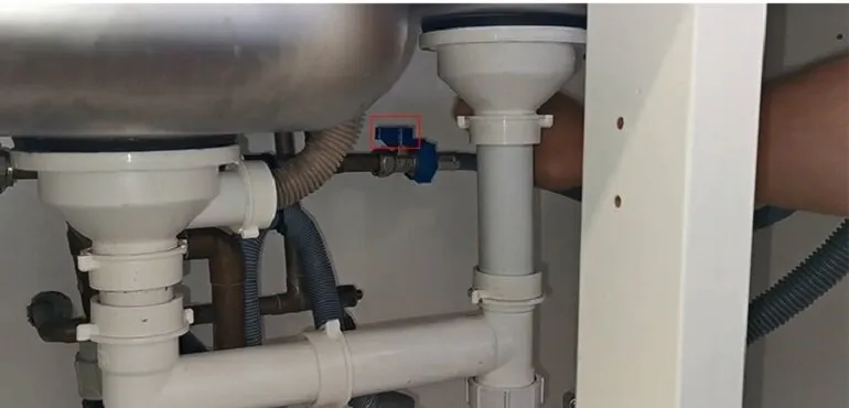 Ngắt nguồn điện và khóa van cấp nước trước khi tháo dây