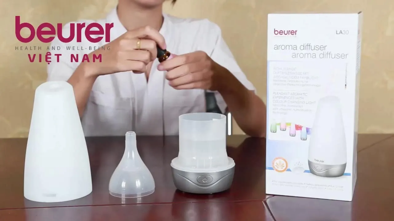 Sử dụng tinh dầu đúng cách với máy phun sương: nhỏ vào khoang chứa chuyên dụng