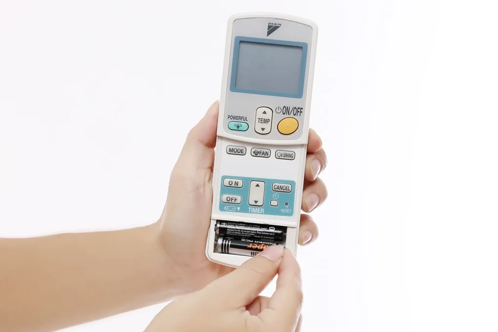 Vị trí khay pin remote máy lạnh Daikin ở mặt sau