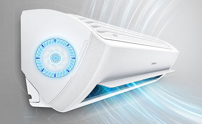 Hình ảnh một người đang điều chỉnh điều khiển máy lạnh sang chế độ làm mát