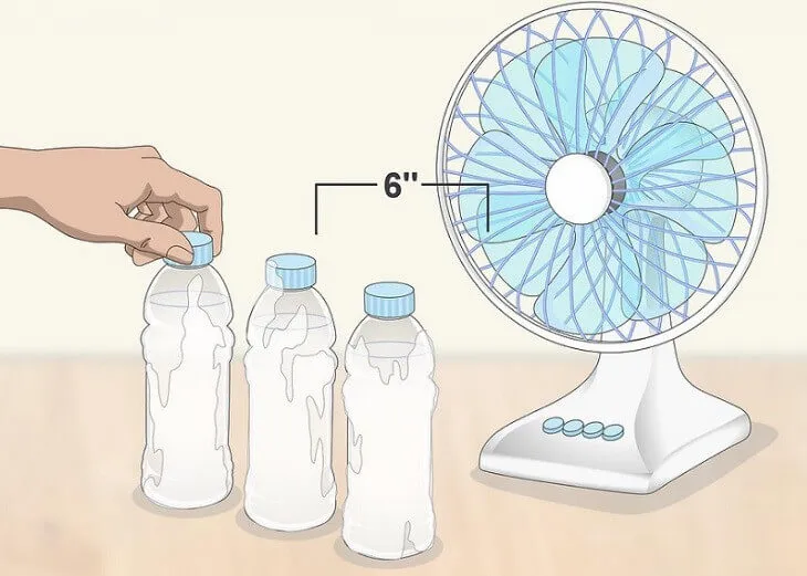 Đặt những chai nước đá ở trước quạt để tự chế máy lạnh mini