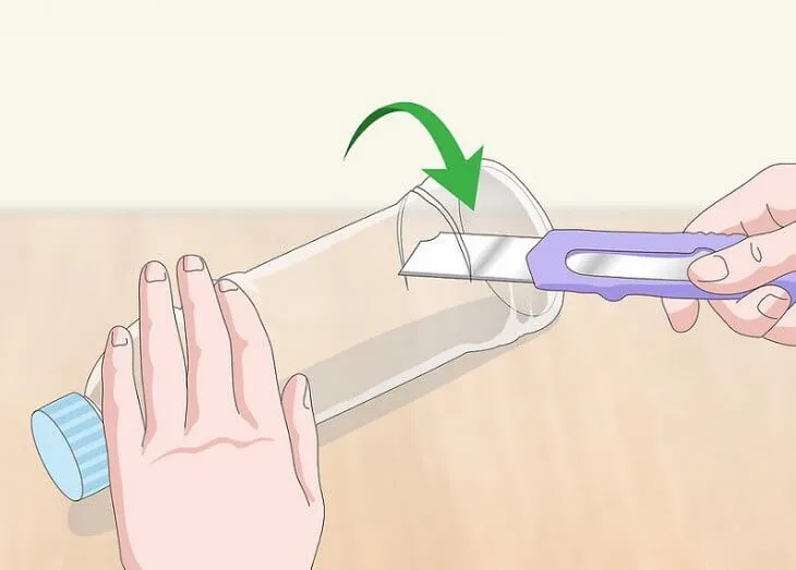 Cắt đứt đáy chai nhựa để chế máy lạnh mini