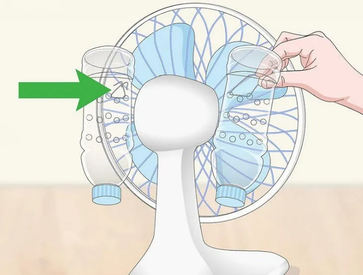 Cố định chai nước lên phần sau của quạt để tạo hơi mát