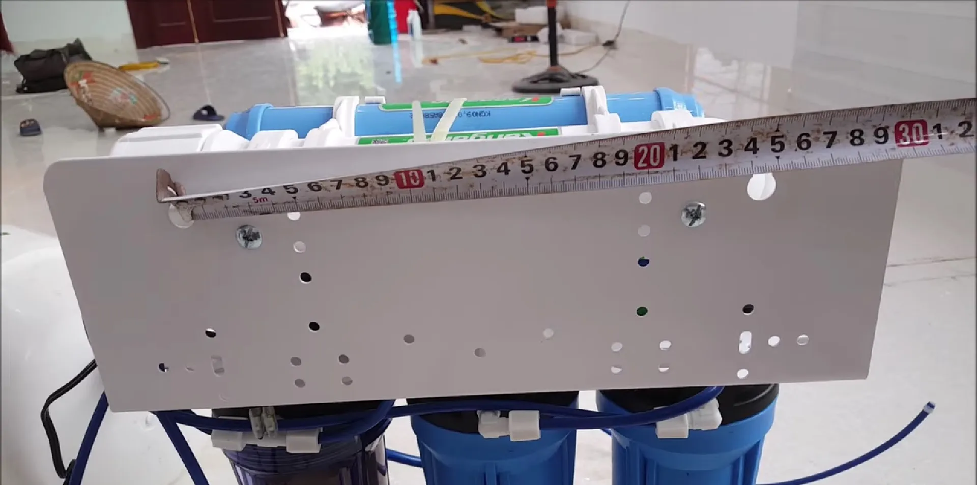 Khoan lỗ và bắt vít treo khung máy lọc nước