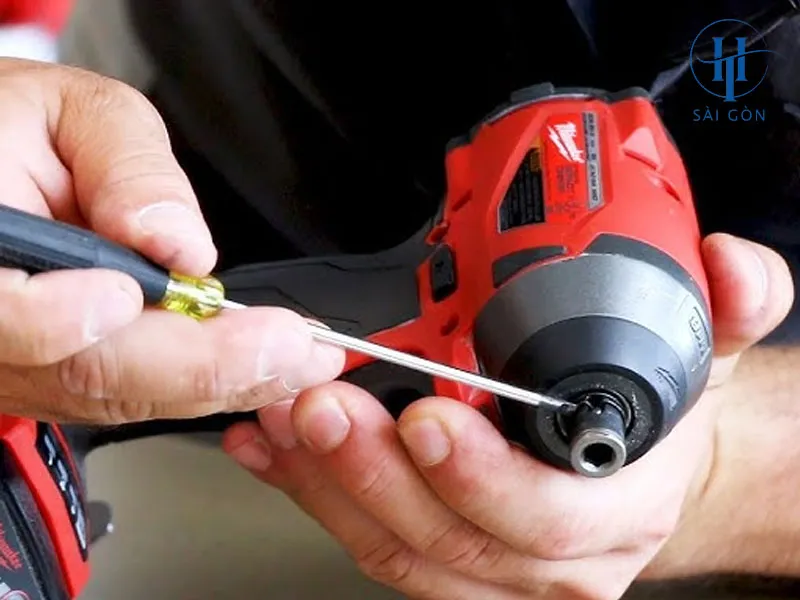 Máy khoan bị giảm độ chính xác là dấu hiệu cần **thay bạc đạn máy khoan** để phục hồi hiệu suất.