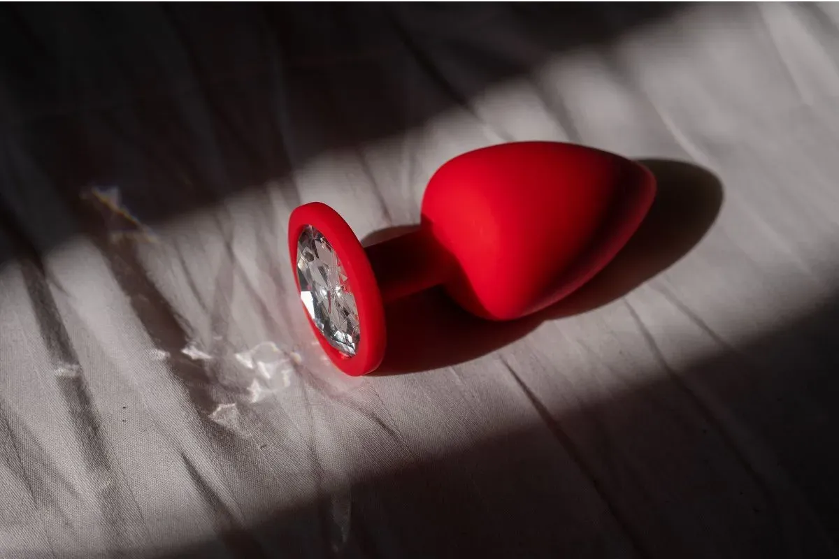 Phích cắm hậu môn, một dạng đồ chơi tình dục khác cần tuân thủ quy tắc vệ sinh tương tự khi tìm hiểu cách sử dụng máy rung tình yêu.