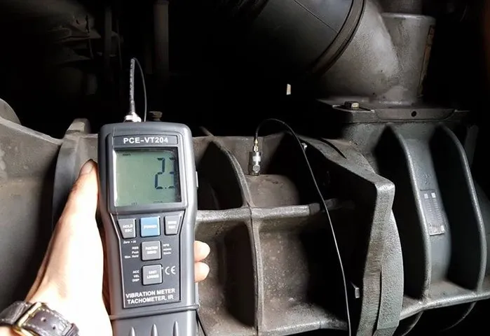 Đo kiểm rung động vòng bi đầu nén máy nén khí trục vít để đánh giá tình trạng