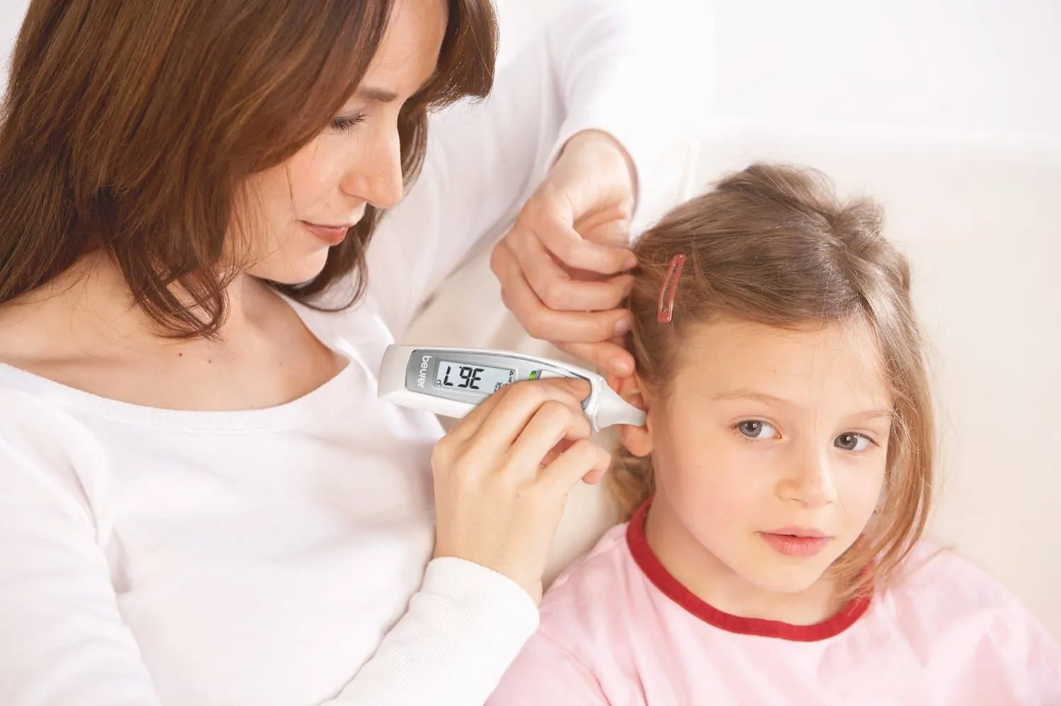 Thao tác cách sử dụng máy đo nhiệt độ tại tai cho trẻ nhỏ