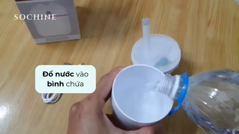 Đổ nước vào bình chứa máy phun sương