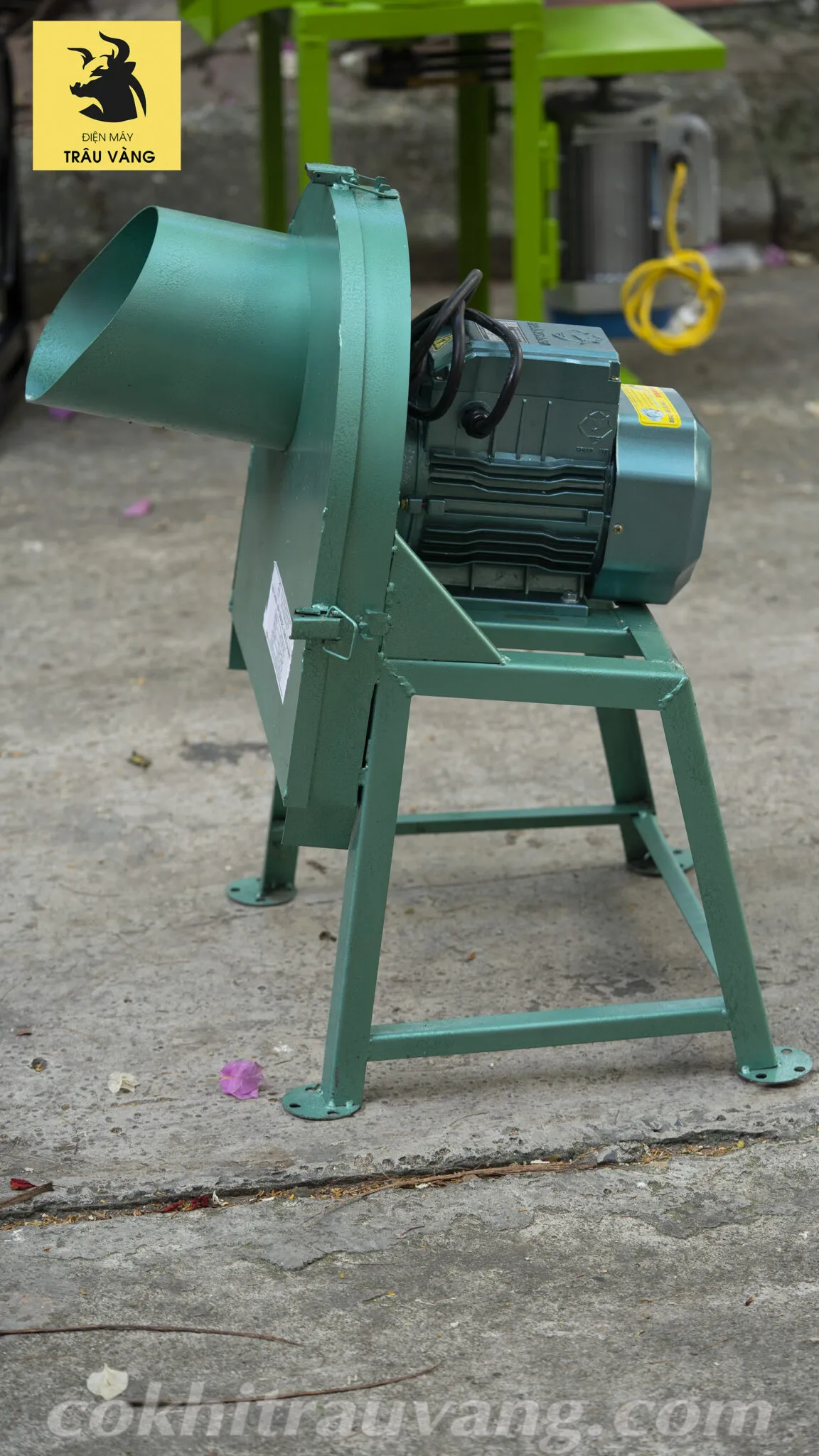 Hướng dẫn mở cửa buồng băm máy thái chuối là bước đầu tiên của cách lắp dao máy thái chuối