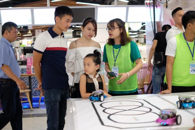 Bộ đồ chơi robot tự lắp ráp với các module và chi tiết cơ khí