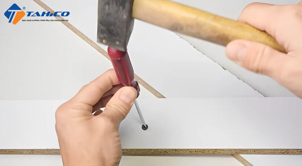 Dụng cụ cắt đang tạo rãnh trên đầu ốc vít bị toét để giúp việc tháo ốc trở nên dễ dàng hơn.