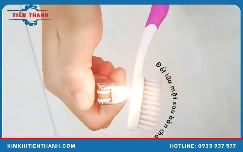 Tháo ốc vít cứng đầu bằng cán bàn chải đánh răng được nung nóng