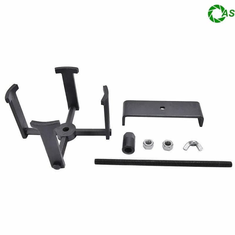 Kỹ thuật viên đang sử dụng dụng cụ vam cảo để tháo phốt hộp số