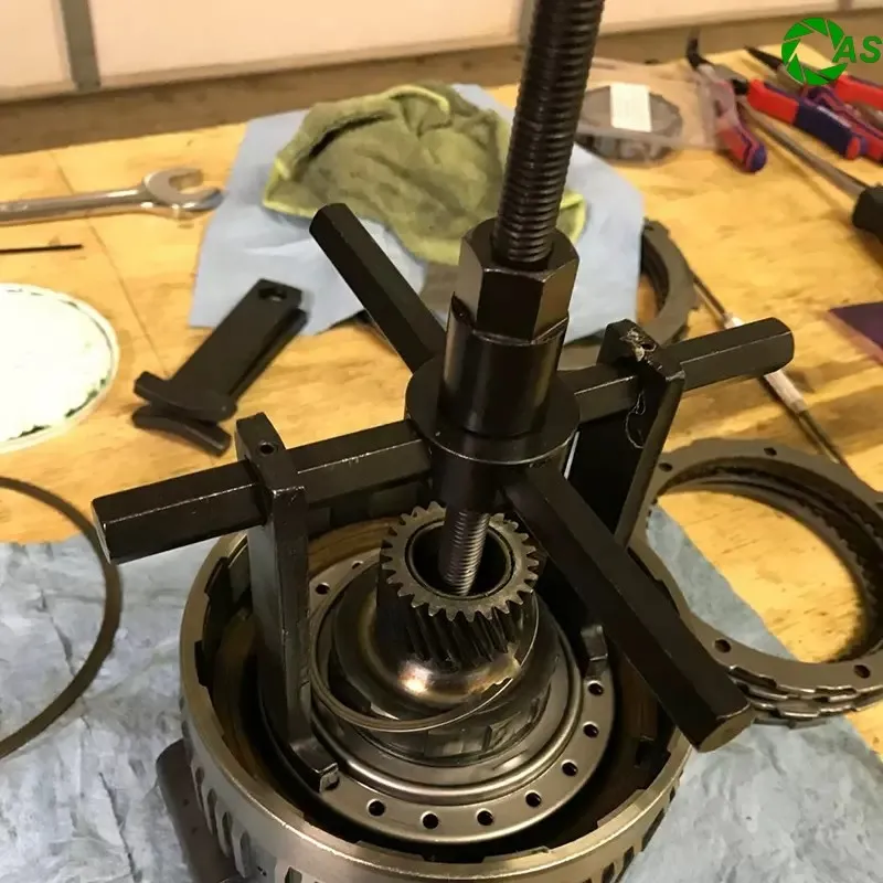 Dụng cụ tháo lắp hộp số tự động được bảo quản và bôi dầu sau khi sử dụng