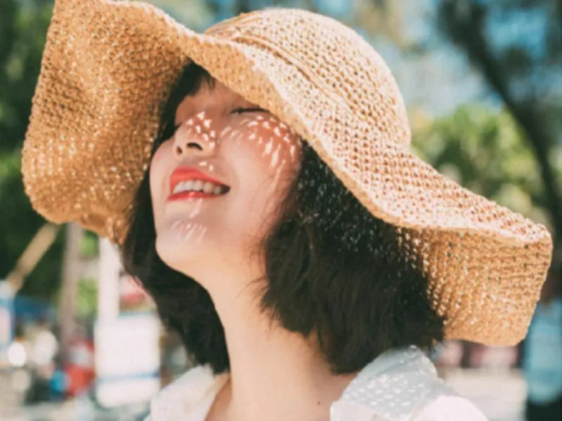 Dùng mũ che tóc mái bị hỏng