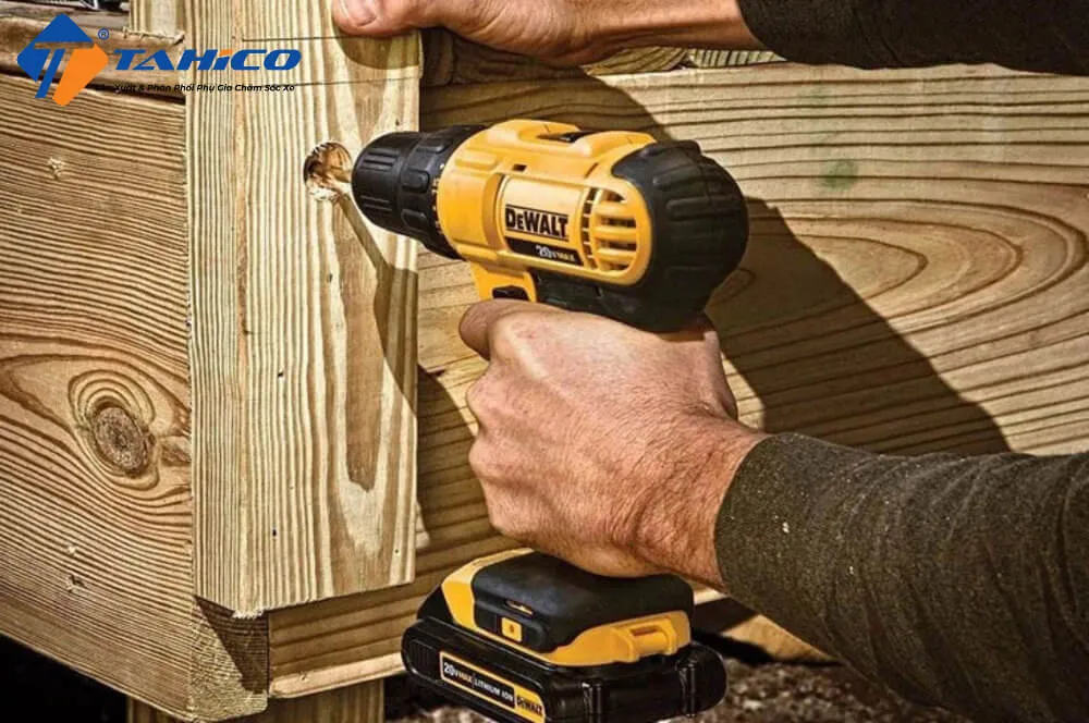 Bàn tay đang sử dụng máy khoan để loại bỏ phần đầu của ốc vít bị toét, một phương pháp hiệu quả.