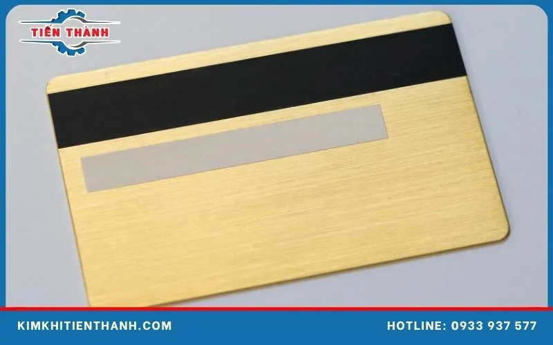 Mở ốc vít đầu bằng bằng thẻ cứng hoặc thẻ ngân hàng tiện lợi