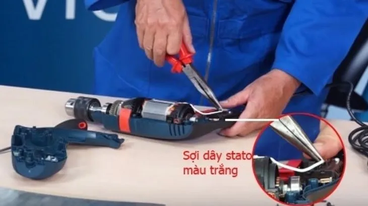Dùng kìm tháo dây stato ra khỏi công tắc máy khoan một cách cẩn thận, tránh làm đứt dây