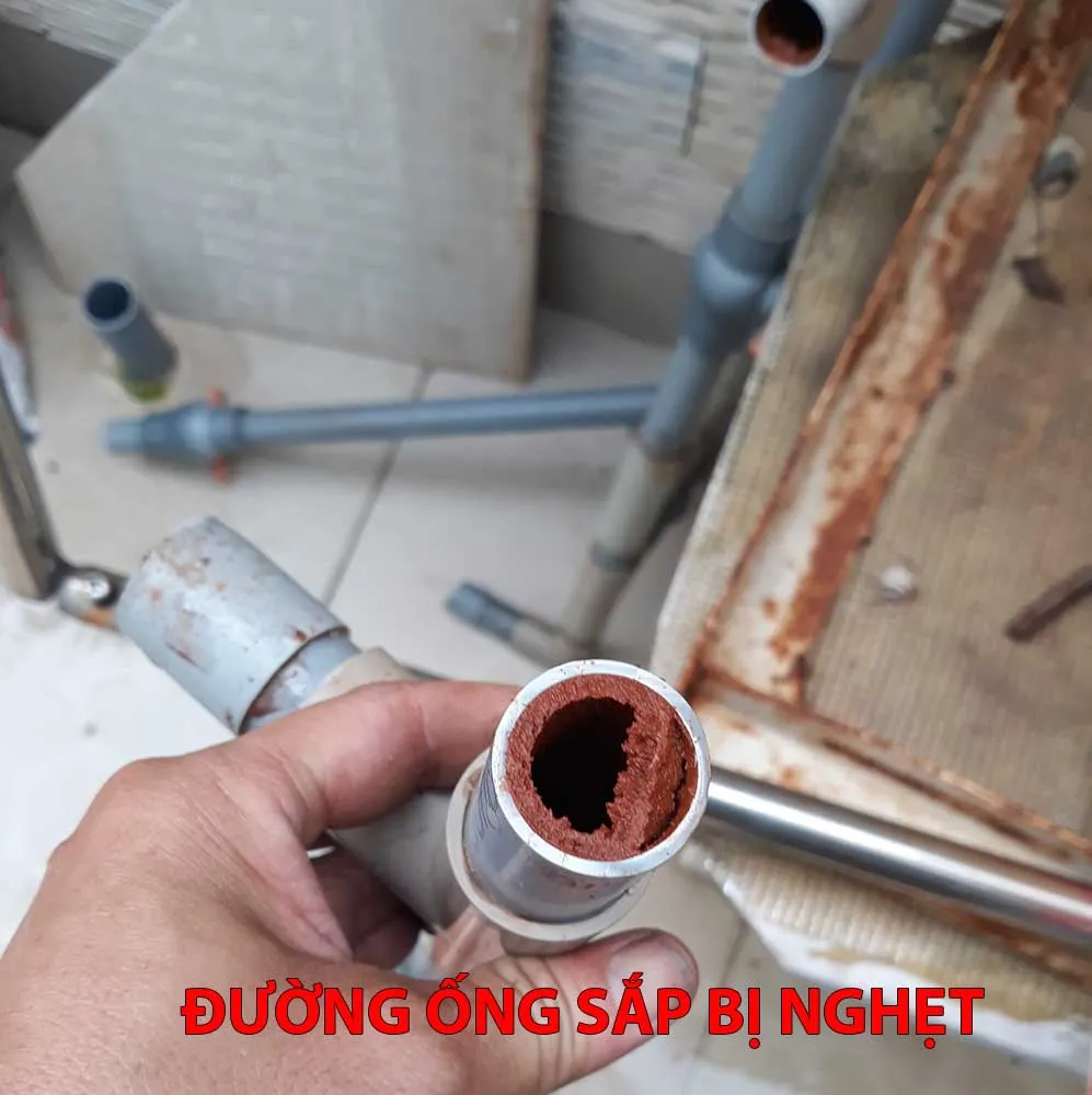 Đường ống nước sinh hoạt bị tắc nghẽn do cặn bẩn và phèn sắt từ nước giếng khoan gây mùi
