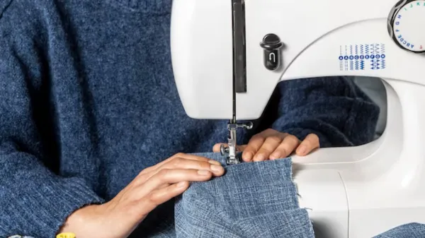 Toàn cảnh khu vực làm việc với máy may Brother, nhấn mạnh tầm quan trọng của việc hiểu rõ cách sử dụng máy may brother và bảo dưỡng định kỳ