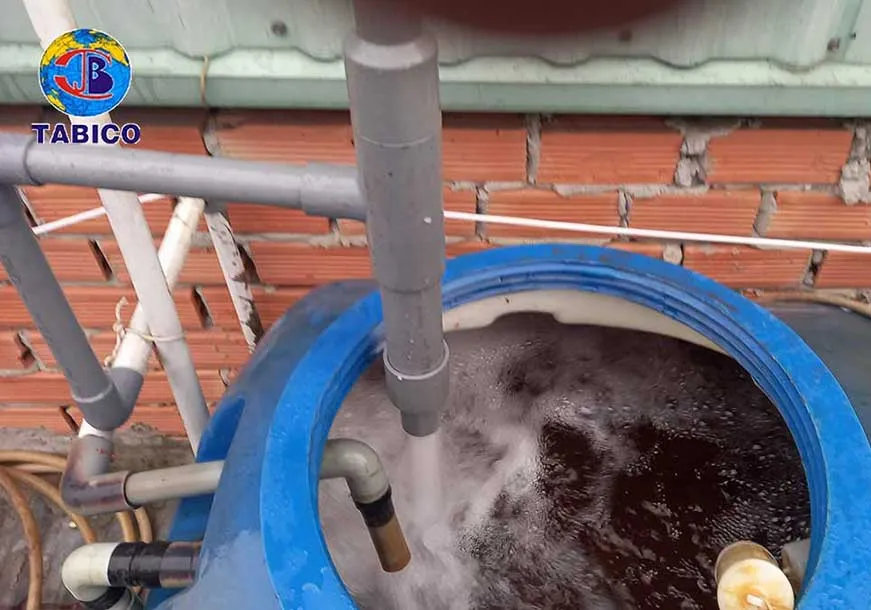 Bộ trộn khí Ejector lắp trên bồn chứa nước giúp oxy hóa và khử mùi hôi hiệu quả cho nước giếng khoan