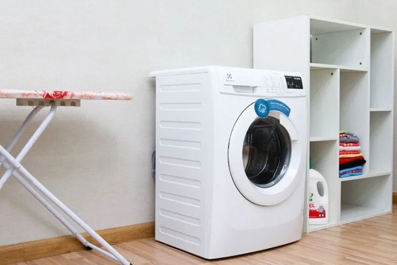 Kiểm tra tổng quan máy giặt Electrolux 7kg khi cửa bị kẹt không mở được
