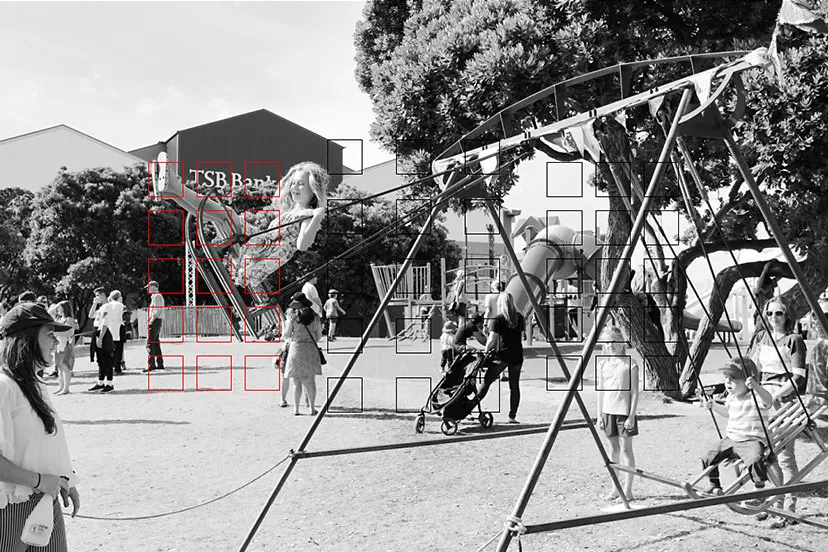 Ảnh em bé chơi xích đu được chụp bằng chế độ Large Zone AF của Canon 80D