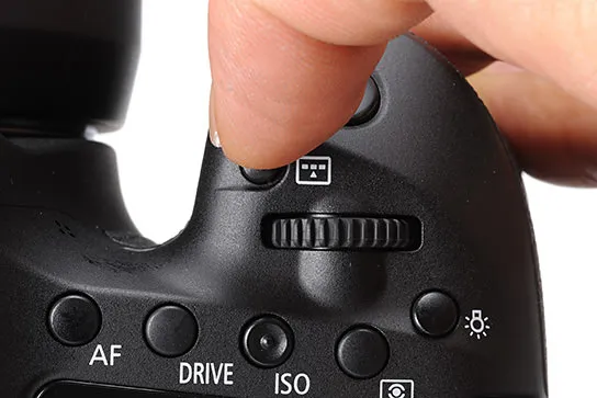 Ảnh cận cảnh các nút điều khiển trên máy ảnh Canon EOS 80D