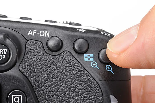 Ảnh chụp gần nút chọn điểm AF trên Canon EOS 80D