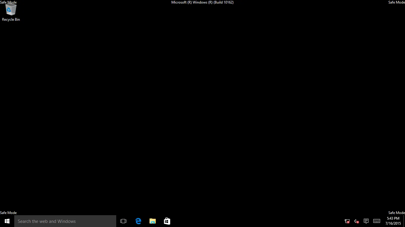 Dòng chữ Safe Mode ở góc màn hình xác nhận bạn đã vào chế độ an toàn trên máy Asus
