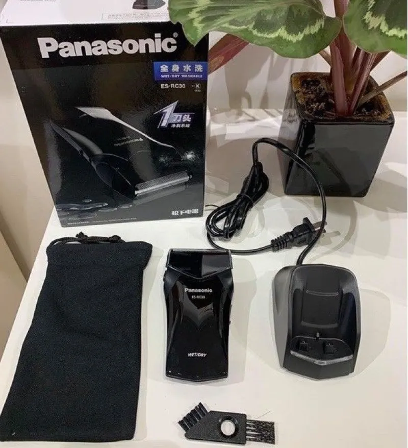 Khách hàng đang trải nghiệm máy cạo râu Panasonic tại cửa hàng, tìm hiểu về cách sử dụng máy cạo râu Panasonic và các tính năng của sản phẩm.