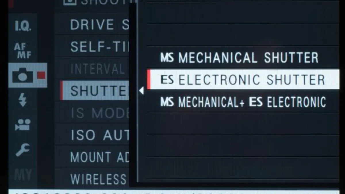 Máy ảnh Fujifilm XT100 với chế độ màn trập cơ học