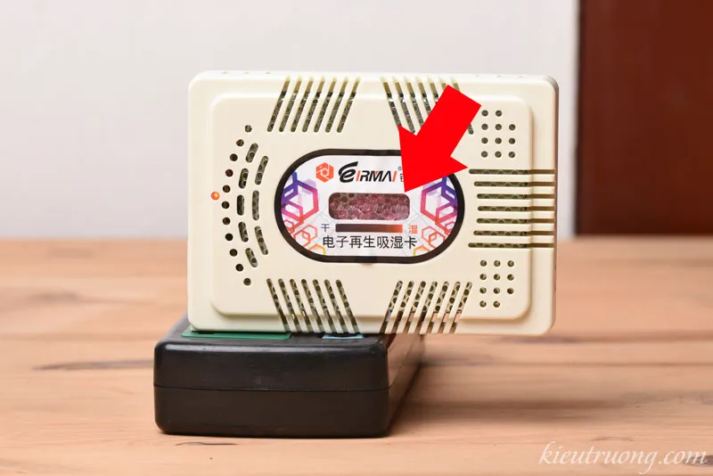 Cắm điện máy hút ẩm máy ảnh Eirmai HC-63C để tái hoạt hạt silica gel