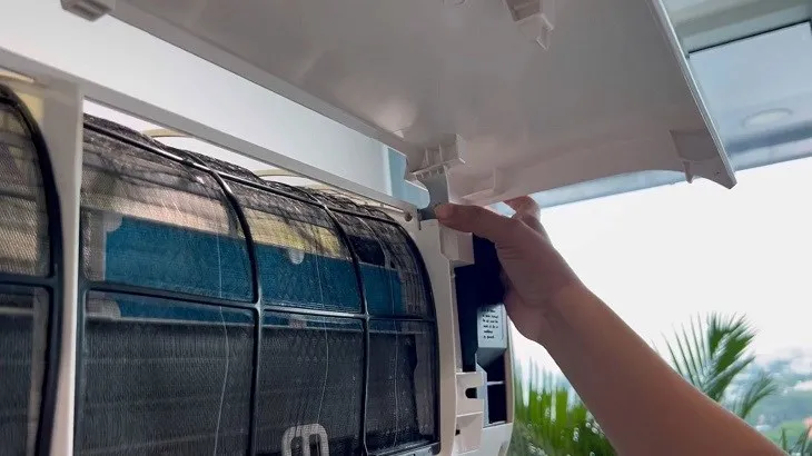 Gắn khớp bên hông của lớp mặt nạ mới