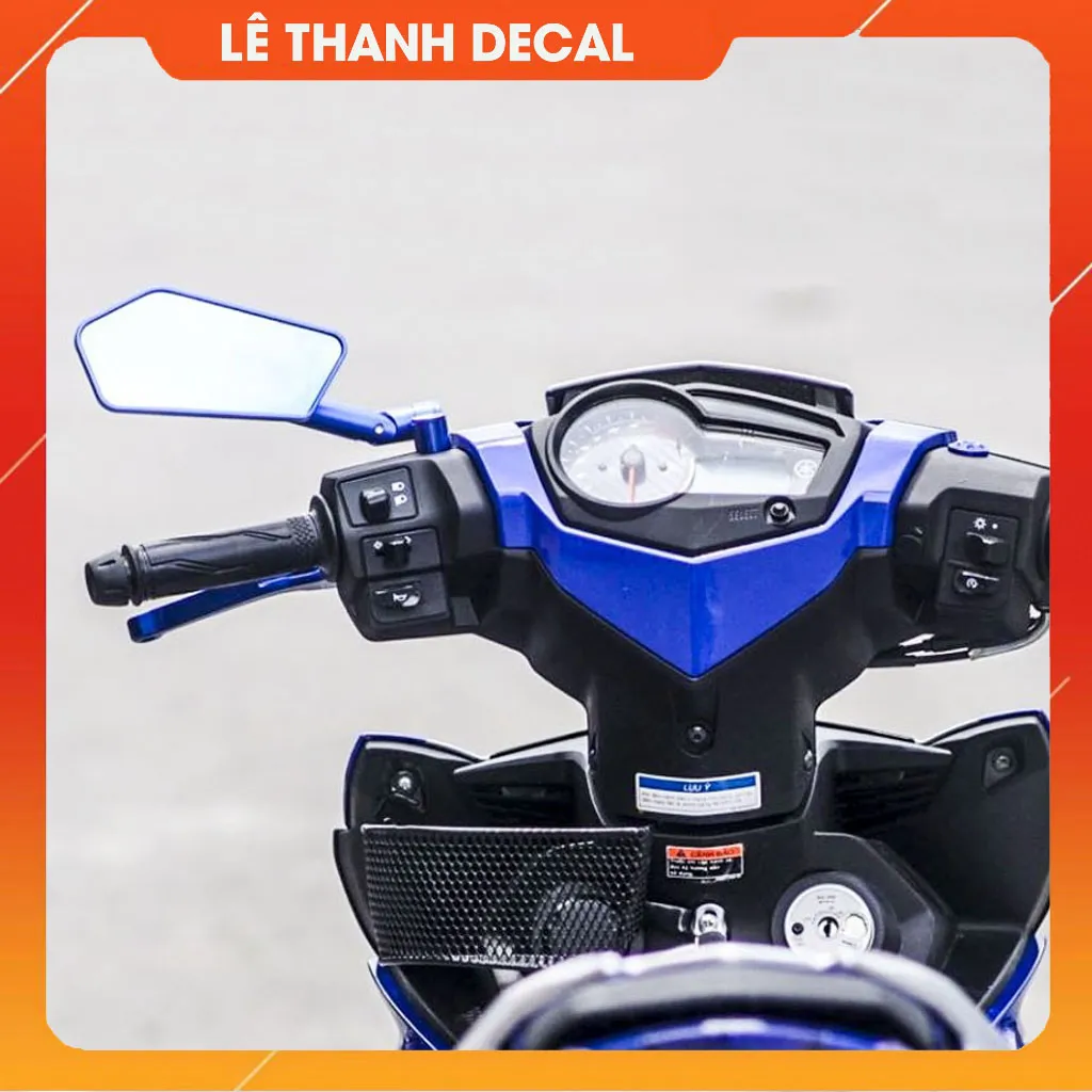 Người thợ đang kiểm tra gương chiếu hậu của xe máy Exciter, tương tự như việc kiểm tra gương Vision