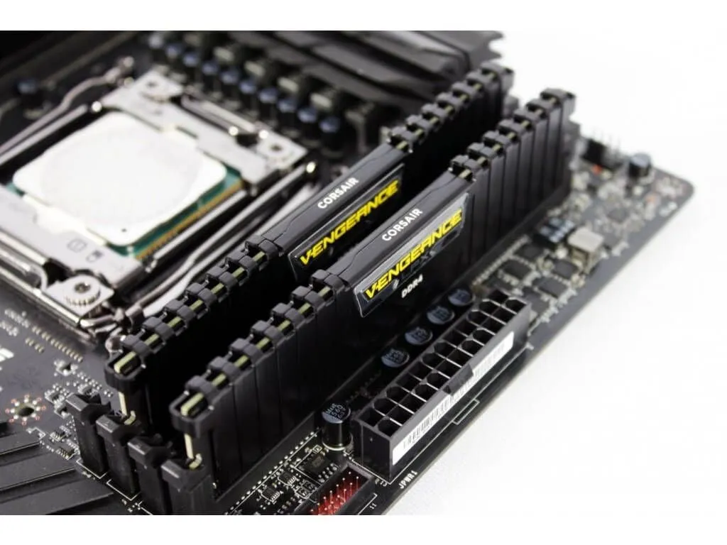Thanh RAM và khe cắm trên mainboard, minh họa công nghệ Dual-Channel