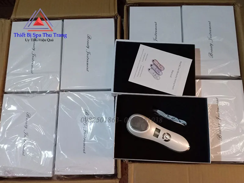 Máy điện di nóng lạnh mini cầm tay với thiết kế nhỏ gọn, hỗ trợ cách sử dụng máy điện di nóng lạnh dễ dàng cho việc đẩy tinh chất.