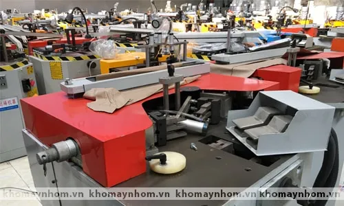 Cận cảnh bộ phận lưỡi dao và khoang ép của máy ép góc cửa nhôm, cho thấy kỹ thuật ép góc vững chắc và bền bỉ