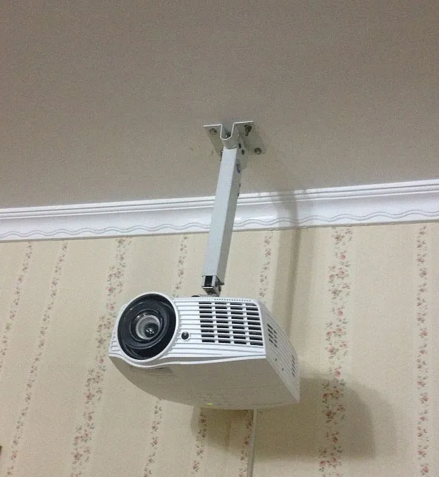 Hoàn thiện lắp đặt giá treo máy chiếu trên trần nhà, đảm bảo cố định chắc chắn