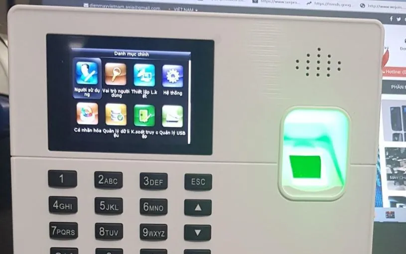 Giao diện chính máy chấm công ZKTeco với các tùy chọn quản lý người dùng và cài đặt hệ thống
