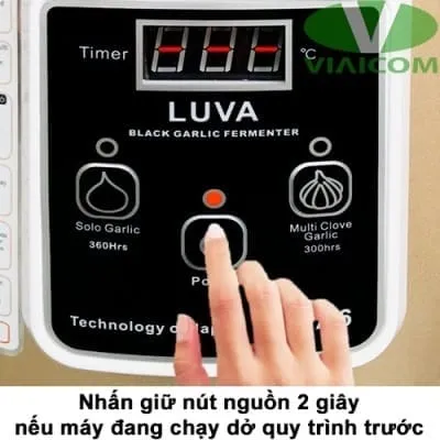 Thao tác giữ nút nguồn trên máy làm tỏi đen để đặt lại chế độ