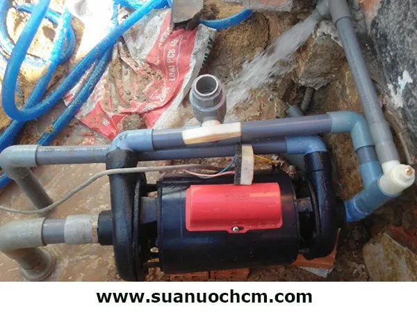 Kỹ thuật viên kiểm tra hệ thống ống dẫn để sửa giếng khoan không lên nước hiệu quả