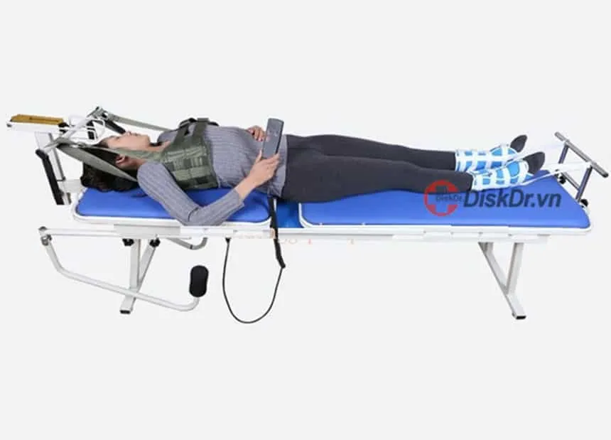 Kỹ thuật viên đang cài đặt thông số an toàn, đảm bảo cách sử dụng máy kéo giãn cột sống đúng chuẩn y tế.