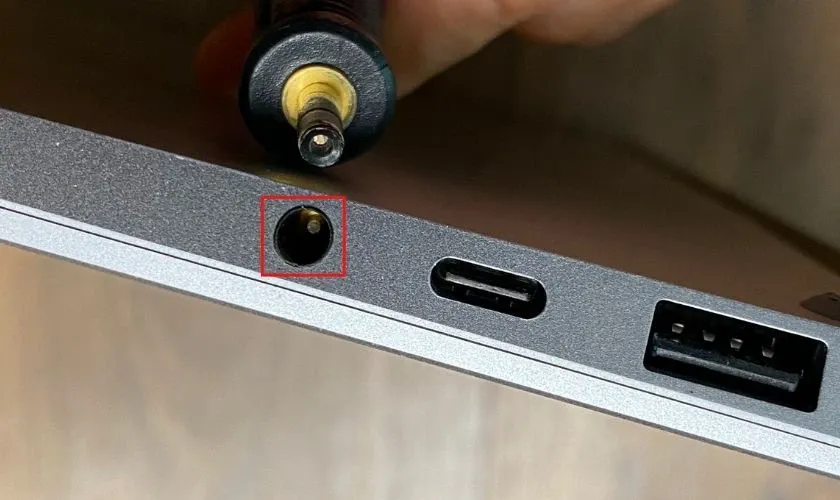 Làm sạch cổng kết nối tai nghe khi không kết nối được máy tính Win 11