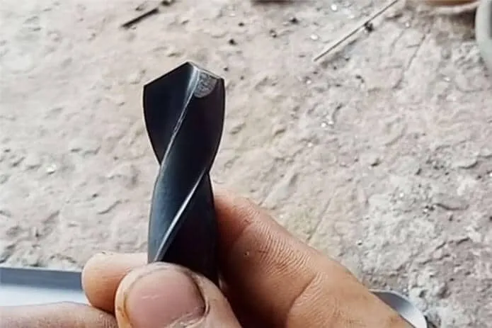 Đảm bảo góc nghiêng khi mài mũi khoan sắt giúp đạt độ sắc bén chuẩn.